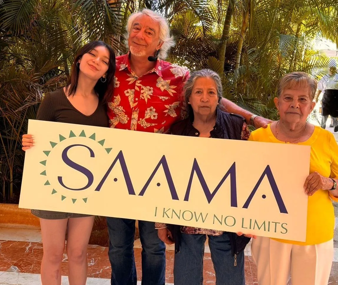 Grupo de personas felices con el método SAAMA