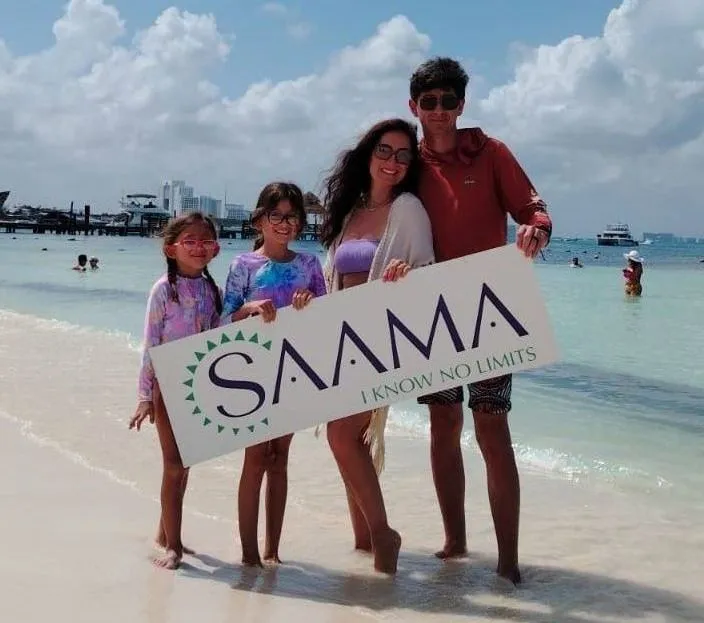 Grupo de personas celebrando los beneficios de SAAMA